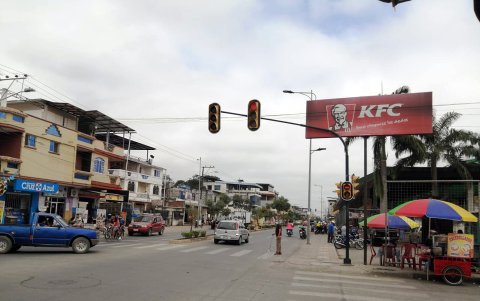 En la avenida Colón, los semáforos no están sincronizados. Eso genera desorden a diario.