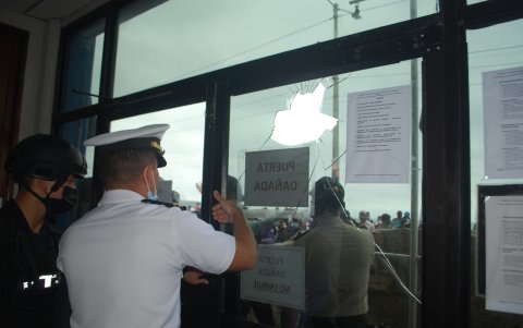 Efectos. Así quedó la puerta principal de la Capitanía del Puerto en Salinas, luego de que los pescadores pedían respuestas y soluciones.