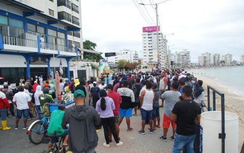 El pasado lunes, decenas de pescadores se congregaron en los exteriores de la Capitanía del Puerto.