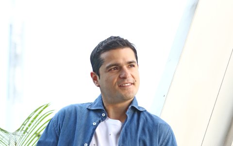 Tiene 38 años, está casado con Pamela von Buchwald  y es padre de dos niños.