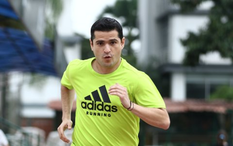 Corre y ha participado en maratones.