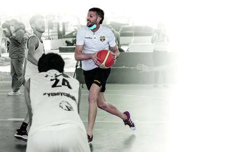 Javier Burrai jugó baloncesto en la previa del Clásico del Astillero.