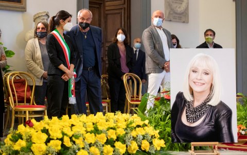 La despedida de Raffaella incluye la visita de algunos sets de TV.