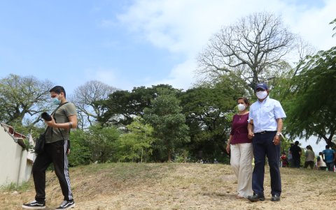 Recreación. Diferentes personas aprovechan el bosque para caminar o ejercitarse.