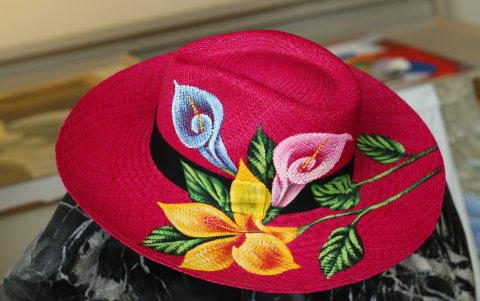 Sombrero con diseño floral de Amoretto.