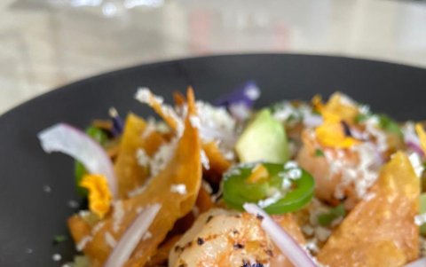 Chilaquiles verdes de camarón y queso de cabra