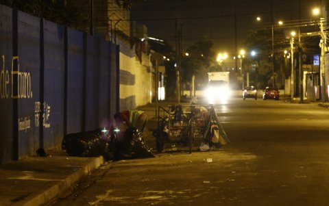 Algunas calles y callejones de la ciudadela permanecen a oscuras por la poca densidad del alumbrado público.