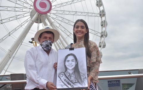 La Reina de Guayaquil estuvo también en el acto.