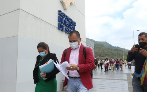 El fiscal César Suárez acudió al hospital Los Ceibos, para fijar el contrato con el que se hizo la compra de las bolsas de aire.