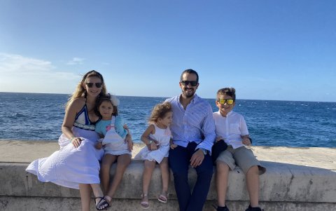 Sabe bien que emprender no es ser dueña de su tiempo. Ella hace ciertas pausas al año para compartir plenamenet con su familia.