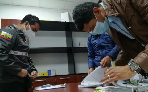 Evidencia. La Fiscalía decomisó documentos y computadoras.