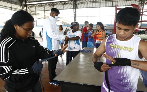 La mayoría de los implementos que utiliza Ángel Delgado (d) son prestados.