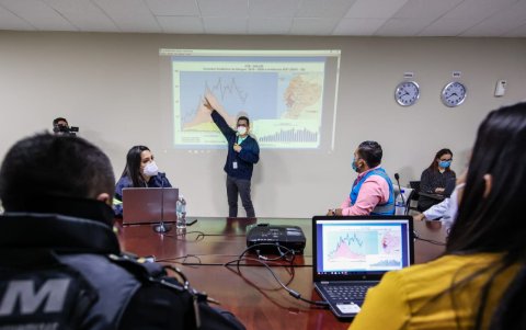 Momento en el que personal del COE presentaba las cifras para decidir qué acciones tomar.