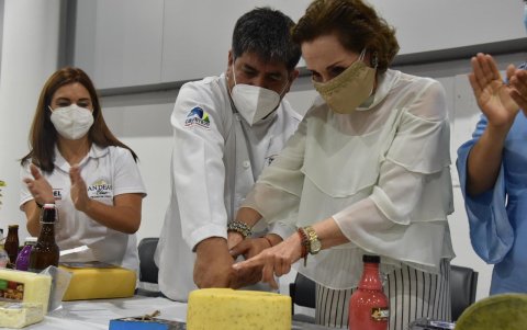 Así se inauguró la feria, partiendo un gran queso.