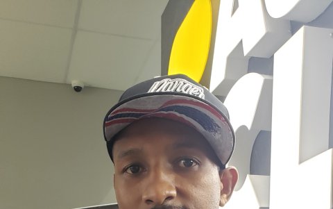 Carlos Góngoza muestra una de las artesanías que usa como accesorio.