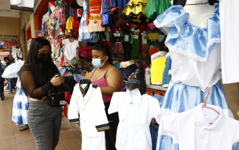 Maestros y padres acuden a los establecimientos en busca de trajes.