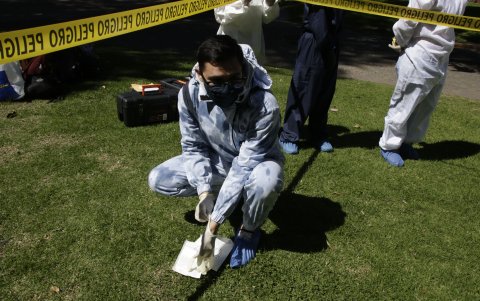Peritos. Se preparan para recoger evidencias en la escena del crimen.