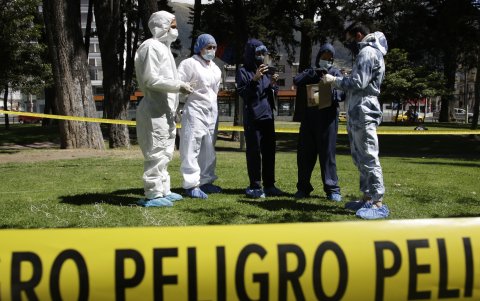 Los forentas levanta las muestras, metiendo la evidencia en recipientes que son sellados.