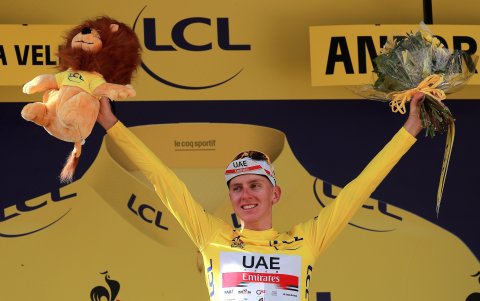 Tadej Pogacar sigue al frente con el maillot amarillo.