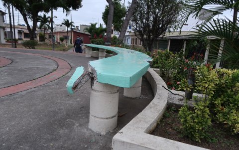 Así permanecen las bancas del parque, actualmente.