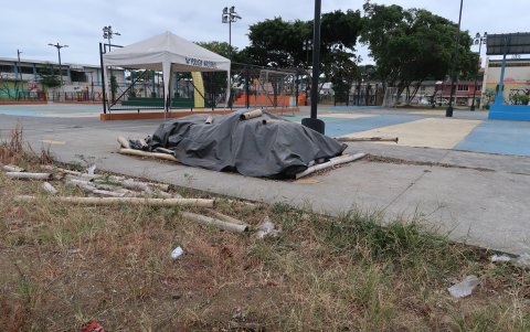 Los escombros que se ven en varios puntos del parque.