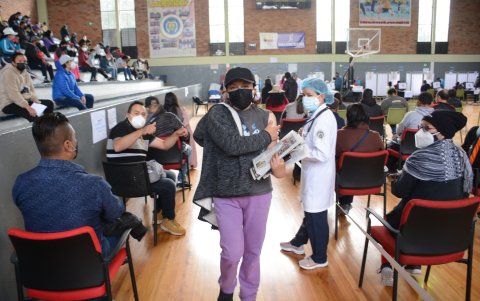 Orden. Uno a uno pasaron a las estaciones de vacunación para recibir la inyección en el brazo izquierdo.   
 Quito 11 de Julio de 2021 Agencia(ag-extra ag-expreso-ag-quito) Gustavo Guaman