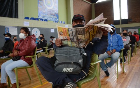 Leer. Mientras se hacía la fila para vacunarse  había tiempo para leer la prensa del día. 
 Quito 11 de Julio de 2021 Agencia(ag-extra ag-expreso-ag-quito) Gustavo Guaman