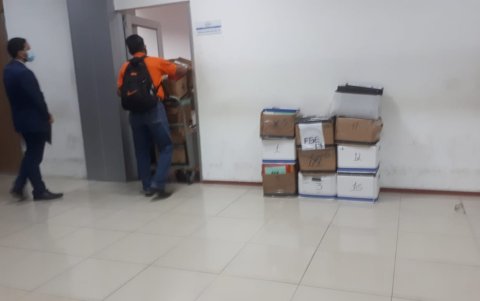 Decenas de cajas que contienen el proceso de delincuencia organizada es trasladada  desde la Fiscalía hasta la Unidad Judicial Albán Borja.