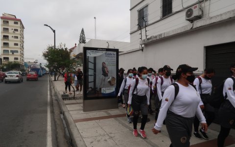 En la calle Los Ríos, los letreros obligan a los ciudadanos y estudiantes que salen a ejercitarse a detener su paso una y otra vez, en casi todas las cuadras, para no chocarse contra ellos.