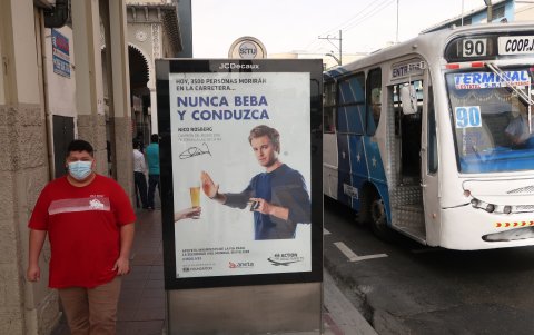 Los rótulos en las aceras evitan que dos o más personas puedan desplazarse al mismo tiempo sobre ellas. En las calles Los Ríos y Esmeraldas es común. El peatón reclama su espacio.