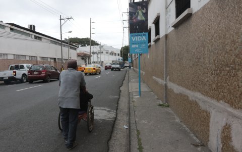 En José Mascote y Julián Coronel, la señalización colocada sobre las veredas impide el paso a los peatones. “Hay que quitar esos estorbos”, reclaman los ciudadanos, desde un costado de la vía.