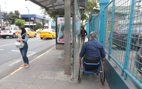 Aquiles Valarezo pasa con dificultad por detrás del paradero de buses. Lo hace para evitar zigzaguear en el instante en el que se topa con el letrero. Advierte que optar por esa opción a veces resulta más riesgosa.