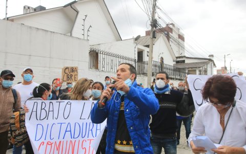 Migrantes cubanos protestaron en los exteriores de la embajada de Cuba en Quito