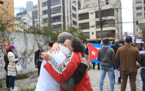 Ciudadanos cubanos se abrazan en los exteriores de la embajada de su país.
