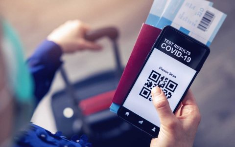 Los certificados y pasaportes covid se ponen de moda en Europa.