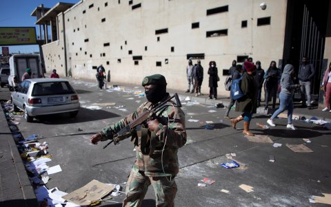 Miembros de la Fuerza de Defensa Nacional de Sudáfrica patrullan las calles después del saqueo de los grandes almacenes locales en Soweto, Sudáfrica, el 13 de julio de 2021.