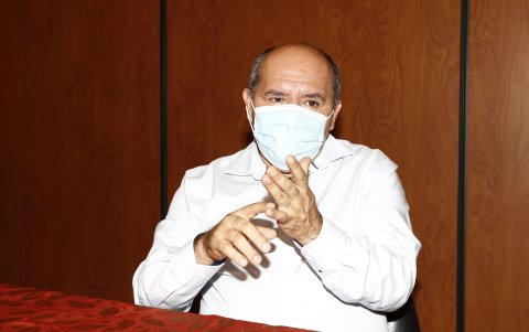 Fue presidente del Club de Leones durante dos períodos y vicepresidente de la Cámara de Comercio de Santa Elena. Fue condecorado como ‘Mejor ciudadano libertense’ en el 2010. Como autoridad, apunta a convertir al cantón en un polo en desarrollo.