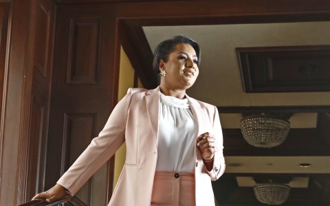 Le encantan los dulces, tomarse un trago y bailar.