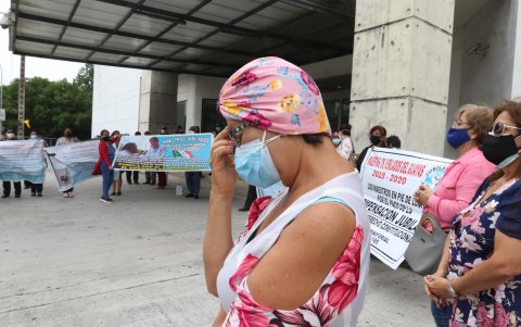 La maestra María Graciela Villacrés se jubiló en marzo de 2019 y hasta ahora no recibe la compensación jubilar por sus 35 años en el magisterio fiscal.
