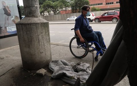 Freno. En ese punto, el rótulo y el poste dificultan la movilidad de Aquiles Valarezo.