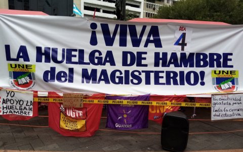 Los docentes se mantienen en huelga de hambre en la Plaza San Francisco de Guayaquil.