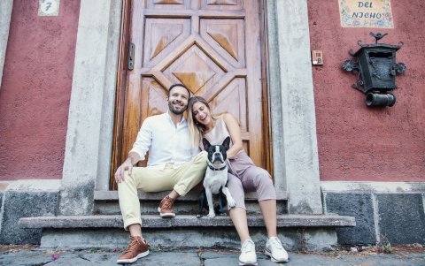 Vanessa junto a su esposo Eduardo y su mascota Oreo.