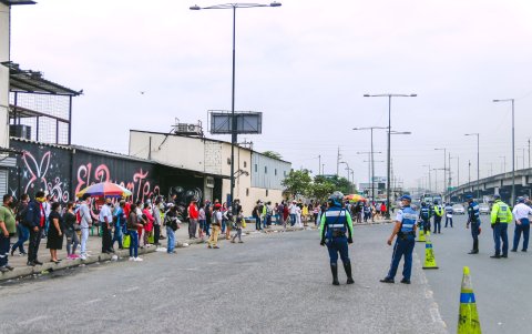 En la avenida Casuarina un grupo de pasajeros esperan un bus.
