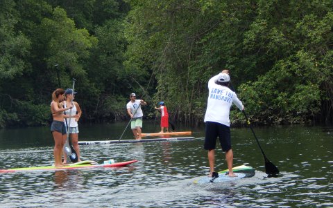 Desde el yacht club de Puerto Azul o Puerto Hondo salen los adeptos a esta práctica que solo el grupo Paddlerider ya contabiliza en más de 2.500. Los interesados pueden buscarlos en las redes sociales o al 0991565645.