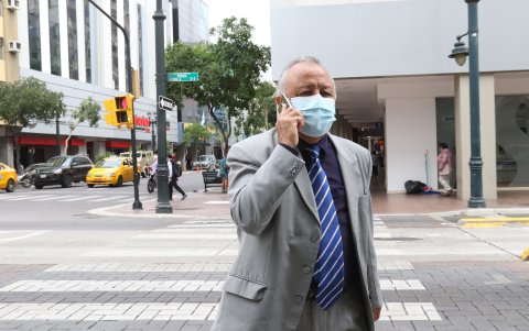 Centro. Manuel Prieto camina por la avenida 9 de Octubre usando tecnología.