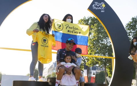 Richard Carapaz (d) disfrutó del podio del Tour de Francia en compañía de su familia.
