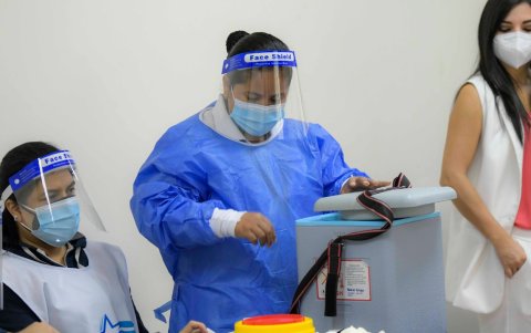 En Guayaquil, los ciudadanos acuden a los centros de vacunación de forma masiva. Las autoridades hacen un llamado a que sigan así y no bajen el ritmo.