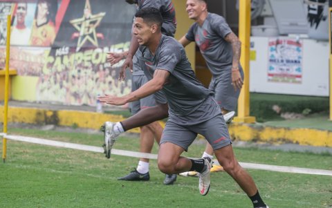 Fernando León, defensa ecuatoriano, estaría sondeado con Emelec.