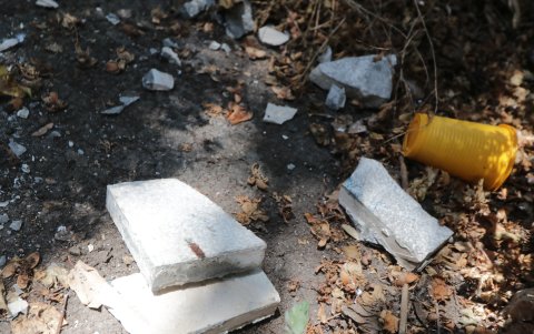 Hecho. Los restos de baldosas se encuentran en una jardinera.