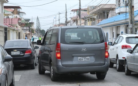Las calles de la ciudadela Los Almendros se angostan porque han sido convertidas en parqueaderos.
